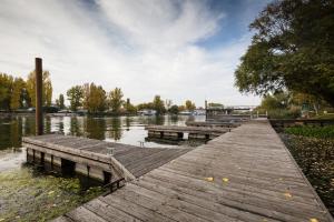 Vaade hotelli lähedal voolavale jõele
