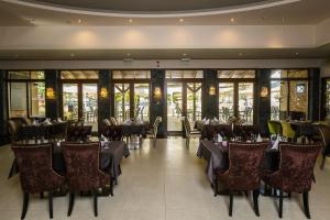 Restoran või mõni muu söögikoht majutusasutuses Duna Garden Hotel