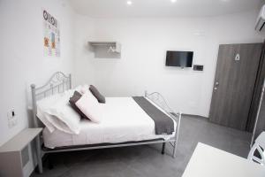 A bed or beds in a room at Amazing Napoli