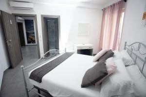 A bed or beds in a room at Amazing Napoli