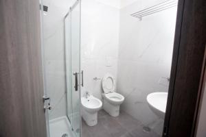 A bathroom at Amazing Napoli