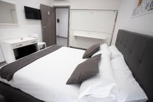 A bed or beds in a room at Amazing Napoli