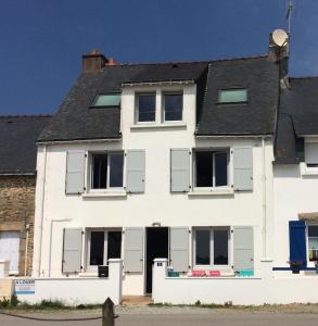 サルゾーにあるLa Maison de pêcheurの白い家