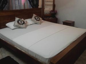 سرير أو أسرّة في غرفة في Kavee Guest