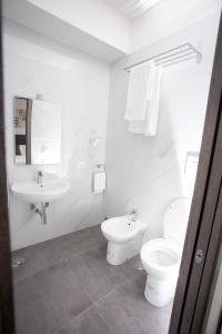 A bathroom at Amazing Napoli