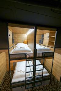 Posteľ alebo postele v izbe v ubytovaní CHORS like a hotel - Capsule & NFT Boutique Hostel Bratislava - City Center
