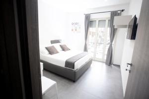 A bed or beds in a room at Amazing Napoli