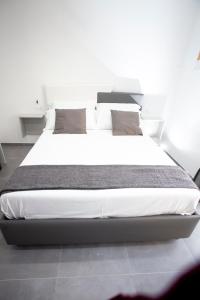 A bed or beds in a room at Amazing Napoli