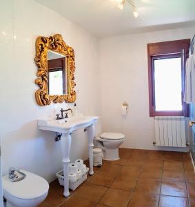 uma casa de banho com um lavatório, um WC e um espelho. em Legado De Zabala, Casa Rural em Laguardia