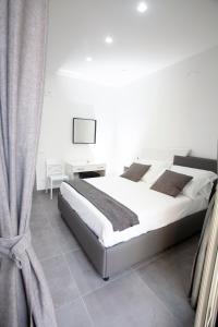A bed or beds in a room at Amazing Napoli