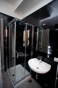 A bathroom at Amazing Napoli Még 25 kép