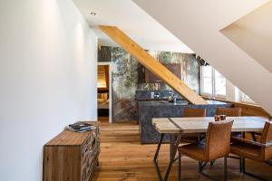 a kitchen and dining room with a table and chairs at Residence Rösch in Merano