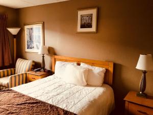 Postel nebo postele na pokoji v ubytování Americas Best Value Inn Laredo