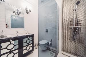 łazienka z umywalką, toaletą i prysznicem w obiekcie Glam Apartments w Toruniu +37 zdjęć