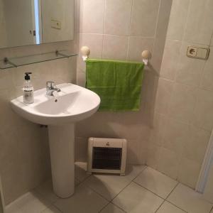 Phòng tắm tại Moderno apartamento con piscina disponible según restricciones sequía