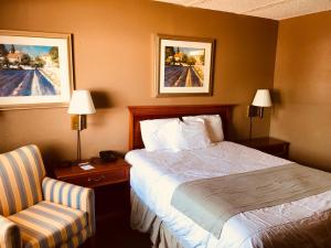 Postel nebo postele na pokoji v ubytování Americas Best Value Inn Laredo