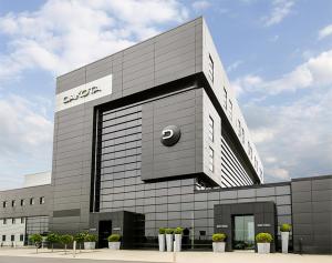 マザーウェルにあるダコタ ユーロセントラルの側面に看板がある建物