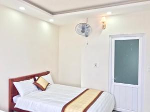 Postel nebo postele na pokoji v ubytování Mai Ngoc Hotel