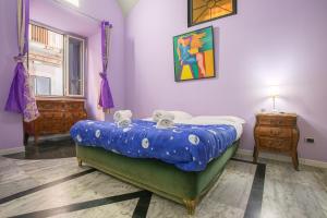 a bedroom with a bed with two teddy bears on it at NaCity Holiday Home in Naples