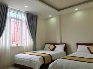 Postel nebo postele na pokoji v ubytování Mai Ngoc Hotel