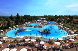 an overhead view of a swimming pool at a resort at Happy Camp mobile homes in Camping Bella Italia in Peschiera del Garda