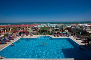 uma vista superior de uma piscina num resort em Hotel Sayonara em Cattolica