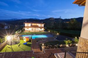 una casa con piscina por la noche en Cuatrovistes en San Martin de Bada