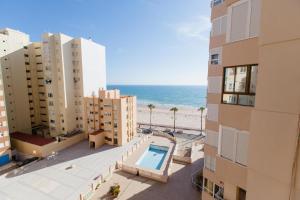 uma vista para a praia a partir da varanda de um edifício em Apartamento Malibu Cadiz playa em Cádis