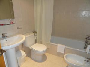 Un baño con inodoro, lavabo y bañera. en Hotel Restaurante Casa Petronila, en Taramundi 36 fotos más