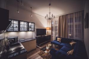 salon z niebieską kanapą i stołem w obiekcie Glam Apartments w Toruniu