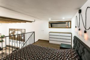 un dormitorio con una cama y una ventana en Дворівнева квартира Одеса для 4 гостей 32г-1, en Odessa