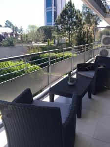 a balcony with tables and chairs on a building at Amplio, moderno y luminoso departamento en la mejor zona de Tigre in Tigre