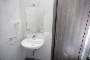 A bathroom at Amazing Napoli