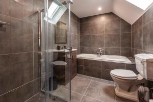 Un baño de Four Winds,Kinsale Town,Exquisite holiday homes,sleeps 26