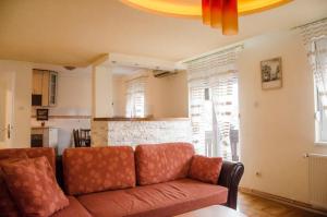 Una sala de estar con un sofá y una cocina. en Apartman White, en Belgrado 20 fotos más