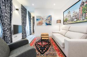 a living room with a couch and a tv at PUERTA DEL SOL CITY CENTER IV C in Madrid