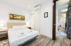 マドリードにあるPUERTA DEL SOL CITY CENTER IV Cのベッドルーム(白いベッド1台、鏡付)