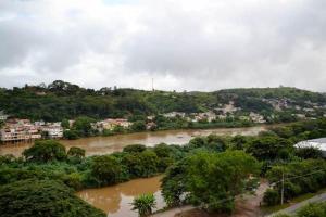 - une vue sur une rivière avec une ville et une ville dans l'établissement Evidence Hotel, à Sapucaia