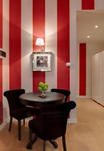 une salle à manger aux murs rayés rouges et blancs dans l'établissement Palazzo Branchi, à Florence