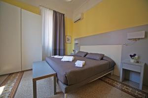una camera d'albergo con letto e finestra di Seawall Holiday Home a Salerno