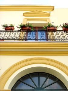 un edificio con un balcón con macetas. en Renda Apartments, en Trapani