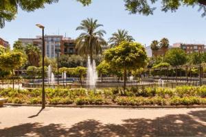 un parque con una fuente y árboles y edificios en Canadian 1, en Córdoba