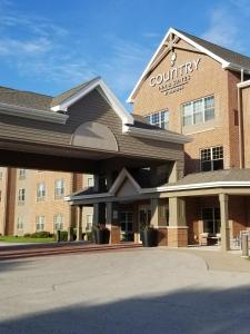 a building with a county hotel sign on it at Country Inn & Suites by Radisson, Green Bay East, WI in Green Bay