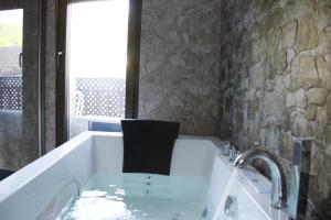 bañera con silla en Casa Rural Casa de Chocolate, en Cuevas del Valle