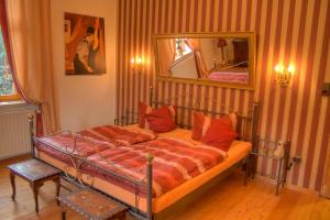 1 dormitorio con 1 cama con espejo en la pared en Domizil Adler, en Dresden