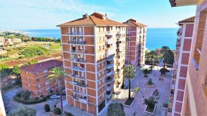 Vue aérienne d'un bâtiment avec l'océan en arrière-plan dans l'établissement Helena Seaview & Beach-apartment, à Montgat