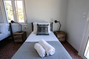 Un dormitorio con una cama con toallas. en Skouros Villa 2, en Kastrí 32 fotos más