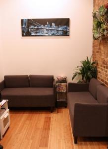 - un salon avec deux canapés et un tableau mural dans l'établissement Chelsea Inn, à New York