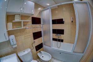 Koupelna v ubytování Rooms And Apartments S + 33 fotografií