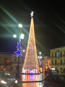 Un árbol de Navidad en una calle de la ciudad por la noche en Casa Doria en Fasano